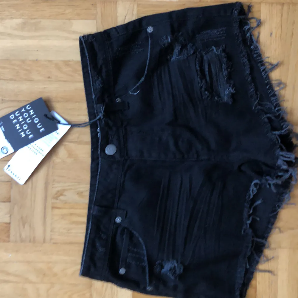 Ett par svarta high waist chorts ifrån Denim, som jag aldrig har använt.(pga att de var förstora). Fin kvalitet. Orginalpriset är 250 kr, säljer för 180 kr. Shorts.