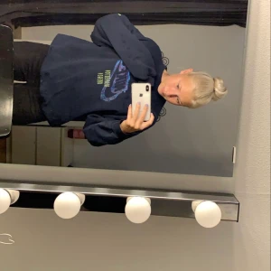 Vintage Nike sweatshirt🖤⚡️ - En cool vintage Nike sweatshirt som jag säljer pågrund av att den ej kommer till användning:(det finns inga fläckar eller missfärgningar på tröjan då den lite ser ut som så på bilderna. kontakta för fler bilder!!💞