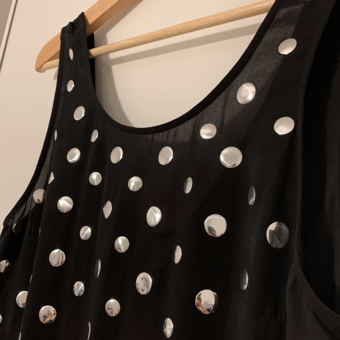 Svart klänning med metalldetaljer.  - 90