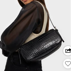 Svart baguetteväska - Svart baguetteväska från NELLY i nyskick. Säljes pga har flera baguetteväskor. Nypris: 299kr (just nu 20% = 239kr + frakt 49kr = 288kr totalt NY).  FRAKT INGÅR I PRISET