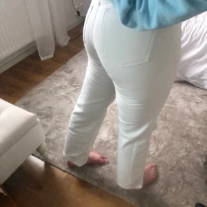 Vita jeans i Straight- modell - Från Lindex super fina! 