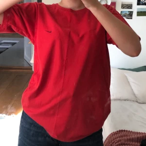 Vintage Nike - Vintage Nike tisha. Orginellt en XL men sytt om till en M. Den har två fläckar, de syns inte till vardags med de är märkbara (se sista bild). Frakt 42kr 