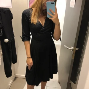 Klänning - Svart klänning från Lindex. Väldigt fin men inte riktigt längre min stil. Frakt tillkommer🥰