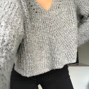 Stickad tröja - Två stickade tröjor från Urban outfitters i storlek S. Dom är samma model men olika färger. Köp ena för 100 kr eller båda för 150. 