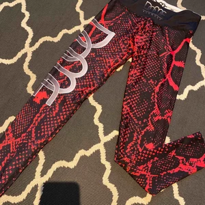  - Dome fitness träningstights i xs. Väldigt stretchiga och sköna. Knappt använda!  Köparen står för frakt. 