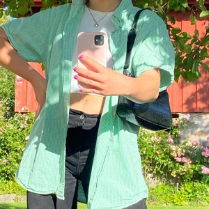 Kortärmad skjorta - Fin rutig grön skjorta! Skönt material! Storlek L men sitter snyggt oversized på en S-M