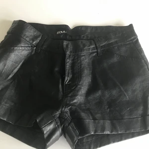 Svarta läder shorts - Från Zoul, detaljer på ”knappen” och på bakssidan  (frakten är inkluderad)