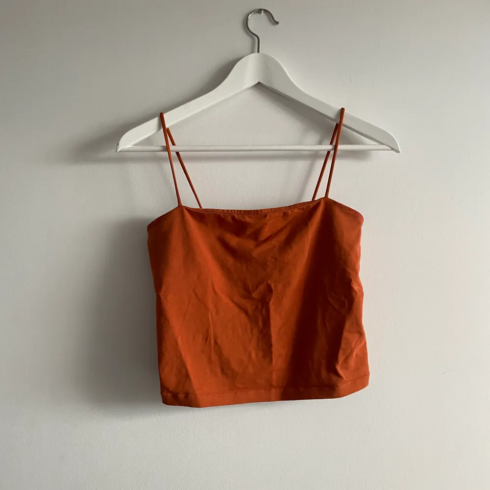Det populära linnet från Gina Tricot! I den fina orangea färgen, den har använts många gånger och är i mycket gott skick! . Toppar.