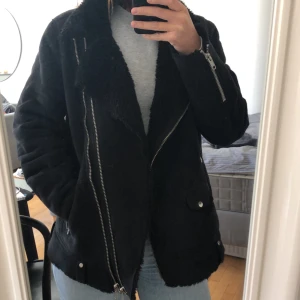 Svart varm höstjacka från Weekday - Svart varm höstjacka från Weekday i lite oversize modell! Använd men i mycket bra skick! kan mötas upp i Göteborg eller frakta!
