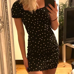 Asfin klänning! - Superfin prickig klänning! Helt ny med lappen kvar💞 köparen står för frakten