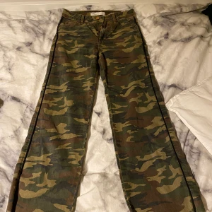 Byxor från Zara, storlek 32  - Köpte ett par byxor från Zara för ungefär ett år sedan, knappt använda. Säljer för 80 kr. Frakt 49kr, eller hämtas i Trollhättan. 