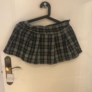 Kort rutig kjol strl XS - Kort rutig kjol, för kort för mig, bilden visar mest längden. Kan mötas i Stockholmsområdet vid köp! Frakt ingår i priset!