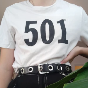 Tshirt med tryck - Vit t-shirt med "501" tryck från Levis i nyskick. Går att bära på olika sätt beroende på önskad passform. Lite större i storleken då det är killstorlek. Frakten är inräknat i priset✨