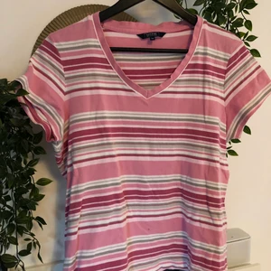 Randig T-shirt  - Rosa randig T-shirt, vet ej märket, säljer då den inte kommer till användning längre💗