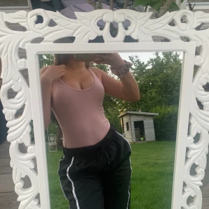 VINTAGE body-linne  - Säljer mitt fina ljusrosa body-linne pga att den inte kommit till användning💕 Den är i bra skick, lite för stor för mig dock som är (XS) men passar nog perfekt på S. Frakt står köparen för!🥰 