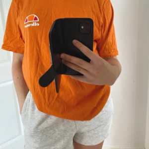 Ellesse t-shirt - 🛍Orange t-shirt i storlek L som är köpt på Afound. Bekväm och utmärkt för dig som letar efter en oversized tröja. Frakt tillkommer! Skriv om du har fler frågor<3