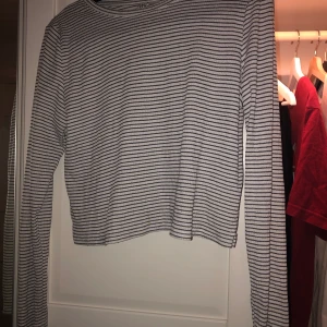 Svart-vit-randig långärmad tröja  - Trendig randig tröja som jag inte använder längre. Storlek S/M. 