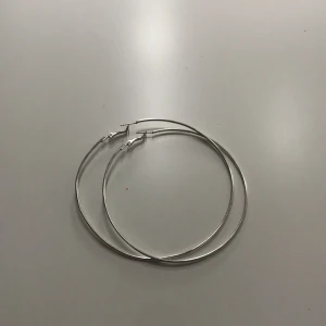 Ringar örhängen  - Hej, jag säljer ett par silvriga ringar som aldrig kommit till användning. Jag kan mötas upp i Stockholm eller frakta (11kr) 