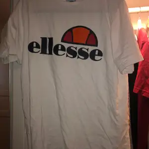 Vit Ellesse t-shirt i storlek L. Sitter oversized på mig som är en M normalt. Superskönt material! Använder inte längre, därför jag säljer.