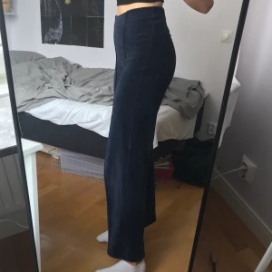 Manchesterbyxor - Mörkblåa vida manchesterbyxor från Gina Tricot i väldigt mjukt material. Säljer då dem är lite korta på mig som är ca 175. Kan frakta eller mötas upp i uppsala