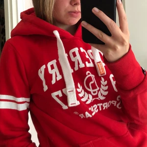 Superdey hoodie - Röd skitcool hoodie från superdry. BUDA I KOMMENTARERNA FRÅN 220