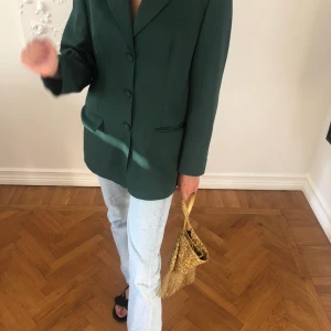 Fin grön kavaj - Fin grön kavaj i väldigt fint skick. Står ingen storlek men jag är en xs/s 