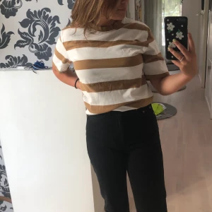T-shirt - Säljer denna långa oversize t-shirten från Zara. Den är i ett väldigt skönt material och har begie och vita ränder på sig, gjord på 100% bomull💓 Endast använt två gånger!