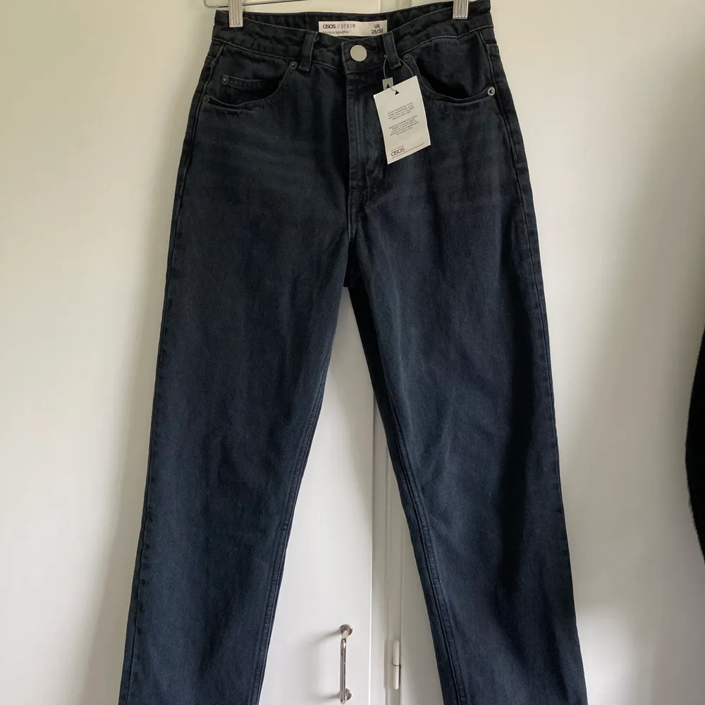 Supersnygga jeans från Asos med hög midja och raka ben. Helt nya med tags. Nypris 450kr. Storlek 25/32. Jeans & Byxor.