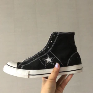 Converse - Höga converse i begangnat skick, snören medföljer ej då jag använder dom till ett par andra skor. 📦 frakt 79kr ❗️läs policy