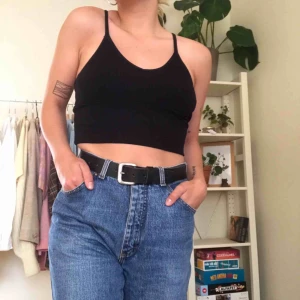  - Assnygg ribbad topp från bikbok, funkar som croptop eller under valfri skjorta/jacka. Fynd!! 🌹