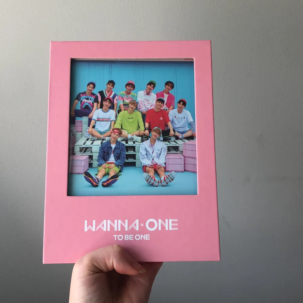 Helt nytt wanna one album! Kommer med fotocards av yoon jisung och ong seong woo, CD, foto album och allting är kvar och i nyskick! 420kr inkluderad frakt💕. Accessoarer.