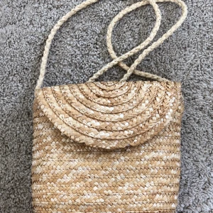 Väska  - Fin väska. Använd en gång endast. Man får plats med mycket i den. Fin på sommaren!