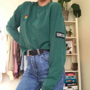  - Unik och asfin tröja hittad på second hand i gbg! Avklippt och går till ca höftbenen på mig men tycker den är snyggast instoppad 🥰 