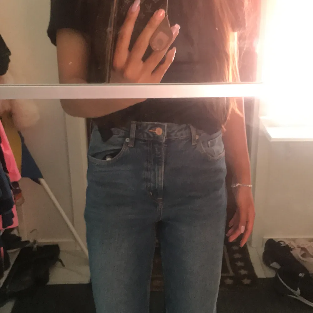 Ett par jättesköna min jeans från H&M i bra skick, jättebekväma 👌🏽säljer dessa eftersom att jag har väx ur de lite😊Frakteninhår i priset . Jeans & Byxor.