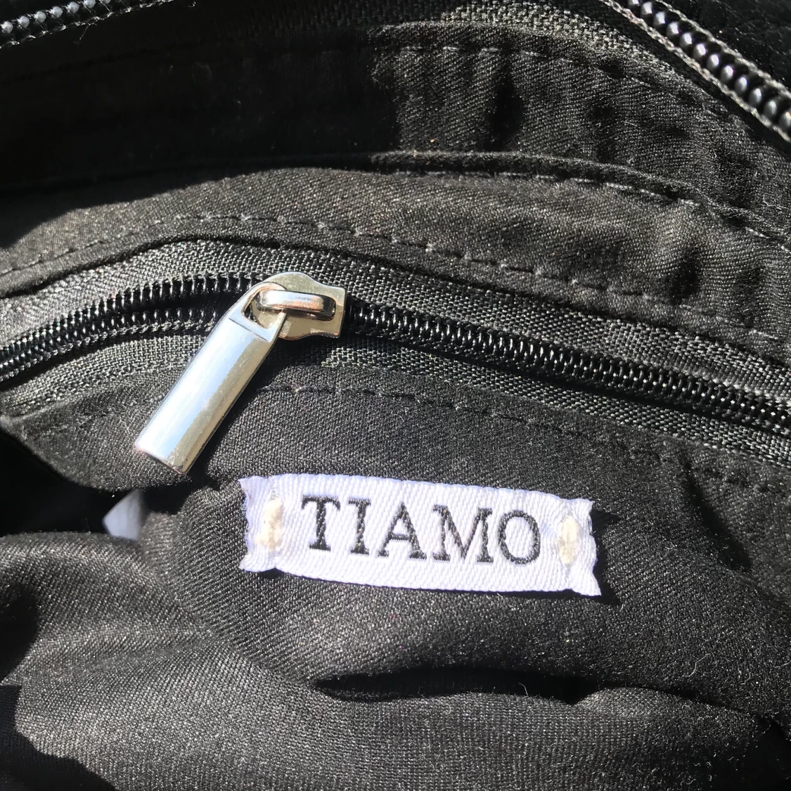 Tiamo väska me svart läder o kedjeremmar - 91