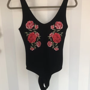 Blommig body - Använd 2 gånger, bra skick. Tajt i passformen. Djupare i ryggen. Köpare står för frakt. Buda i kommentarerna. Nytt pris: 349kr