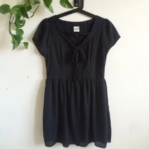  - Jättesöt svart klänning med vita prickar från Monki. Band vid urringningen som knyts som en rosett. Veckad kjol. Dold dragkedja på sidan.

Jag älskar denna klänning men den var tyvärr för liten för mig redan när jag köpte den, därav ej använd.
