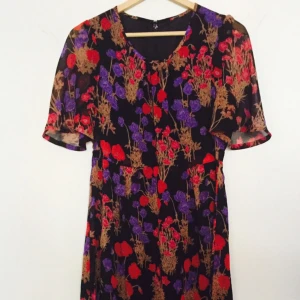  - Superfin klänning i lätt tyg! Passar en strl. 38/40/M. Knäpps med dragkedja och hyska i ryggen. Rund ringning och korta fjärilsärmar som är något genomskinliga. Klänningen har en markerad midja och lätt utställd kjol, slutar på mig precis nedanför knät (jag är 165 cm). 

Har aldrig använt den, så den förtjänar en ny ägare! 