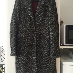  - Vår/höstkappa från Marc O'Polo
Använda endast en säsong och i fint skick
Storlek 34
Minns inte exakt inköpspris men strax över 3000:-

Kan mötas upp i Stockholm annars står köpare för frakten