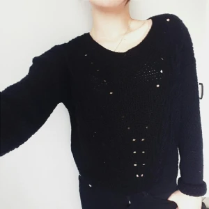  - Svart stickad från Carlings! 
• Knappt använd
• Endast frakt under 100:-
• Tar gärna emot betalningar via Swish
• Kontakta mig för fler bilder 🌞