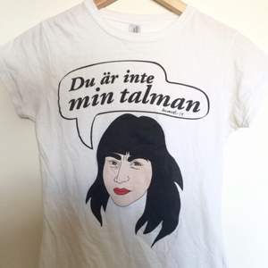 Knappt använd t-shirt med Rossana Dinamarca och texten 