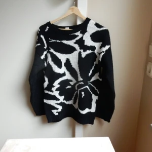  - Mysig stickad tröja som är köpt second hand. Använd ett fåtal gånger. Lite nopprigt på vissa ställen som stickat lätt kan bli. Väldigt fin! 