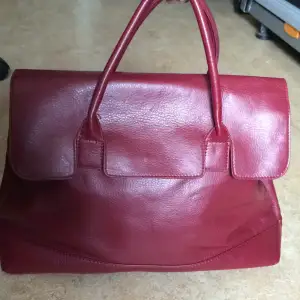 Röd väska från Glitter, använd ett antal gånger snygg form på väskan