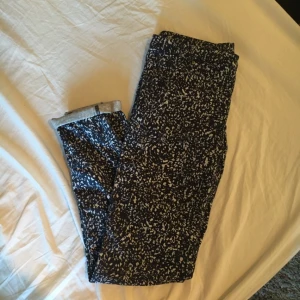  - Leggings/byxor från hm. De är mörkblå och vitspräckliga ser nästan svart ut på bilden men det är mörkblått! 