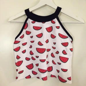  - Cropped top med vattenmeloner på framsidan. Halterneck. Perfekt till sommaren. Toppen passar XS/S. 

Swish-betalningar är okej. 