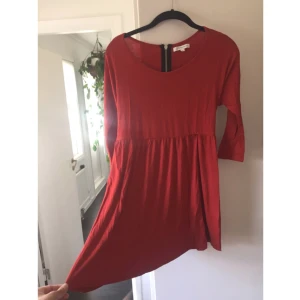  - Söt oversized skaterdress från Glamorous! Aldrig använd. Perfekt till sommaren. Kan mötas upp i Stockholm eller Uppsala eller posta den (köparen står för frakten) - tar emot swish :) 