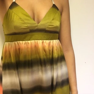  - Säljer helt ny sommarklänning med fina färger och mönster. Storlek 34. 