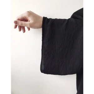  - Kaftan/bolero. Avklippt en sektion i nedersta kanten för att jämna till linjen (innan blev tyget till långa snören vid höfterna). Aldrig använd. 