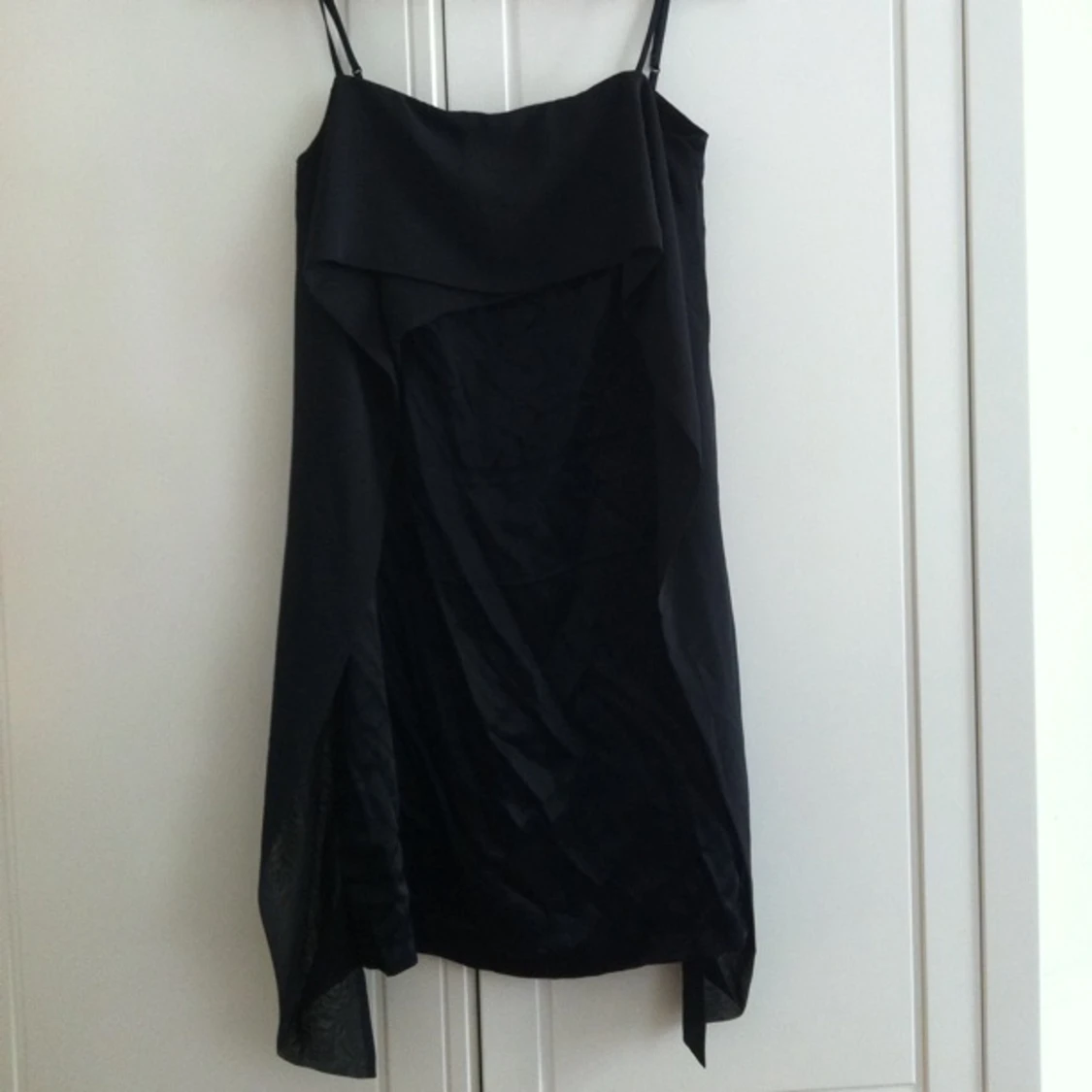 Svart fin klänning från H&M tunna reglerbara axelband. Två olika material.  - 1380202874