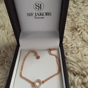  - Armband som aldrig blivit använt. 